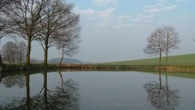 सपने में तालाब देखना: ज्योतिष और मनोविज्ञान के नज़रिए से Pond in Dream Meanings