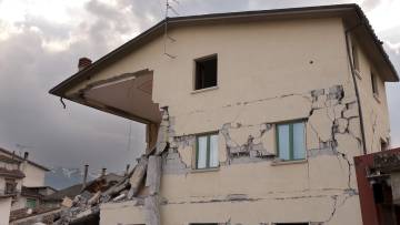 Sapne Me Bhukamp Dekhna – सपने में भूकंप देखने का मतलब | शुभ-अशुभ संकेत